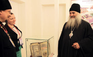 Стенд Алтайского края посетил епископ Барнаульский и Алтайский Сергий