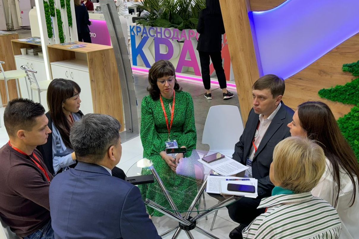 деловая встреча с представителями Республики Алтай на выставке MITT_Артем Прокопенко.jpg