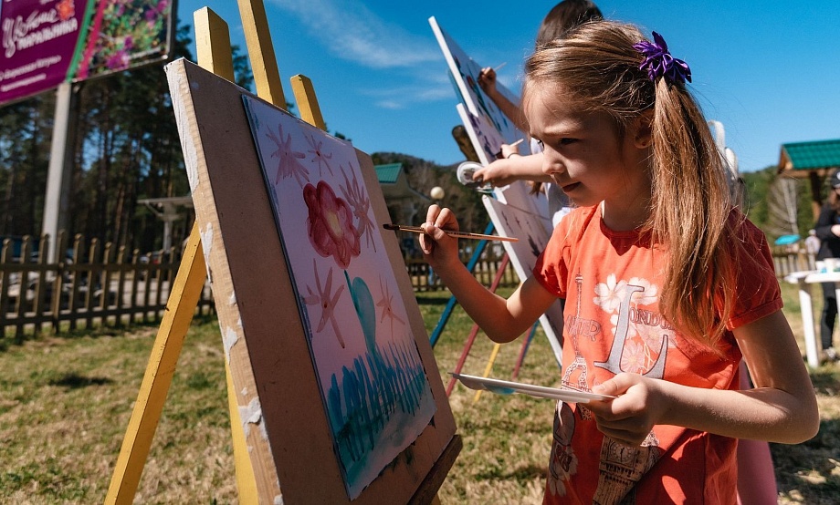 На Арт-поляне фестиваля «Цветение маральника» пишем картины, общаемся с художниками, вдохновляемся творчеством