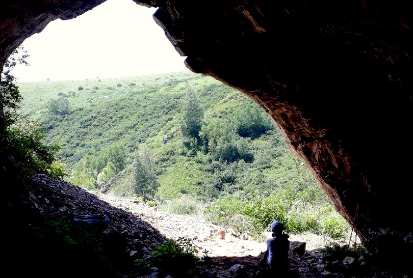 вход в пещеру в Тигирекском заповеднике_Елена Кузнецова.jpg