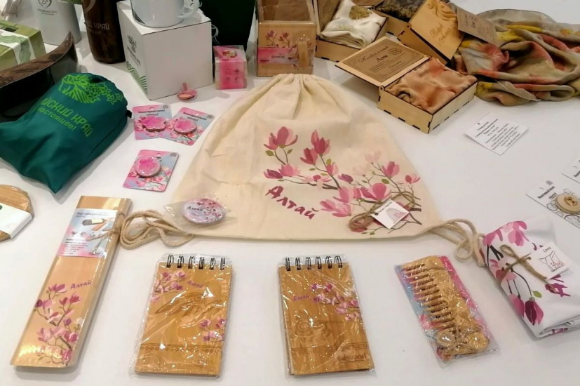 Линейка сувениров события Цветение маральника_Анна Скобова.jpg Линейка сувениров события Цветение маральника_Анна Скобова.jpg