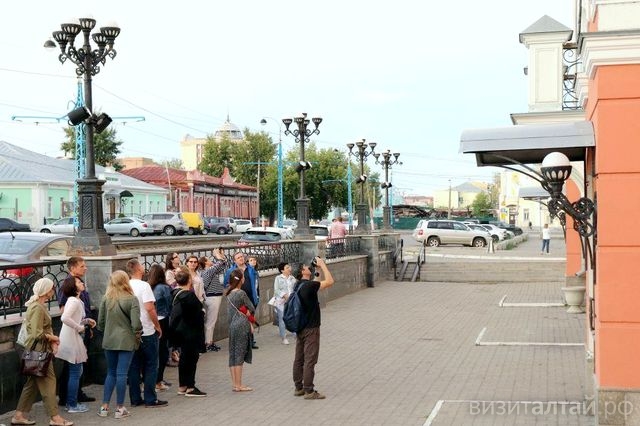 пешеходная экскурсия у здания бывшего народного дома Барнаула_ghmak.ru.jpg