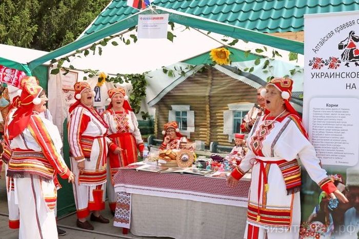 VII Всероссийский фестиваль традиционной культуры «День России на Бирюзовой Катуни» привлек более десяти тысяч гостей