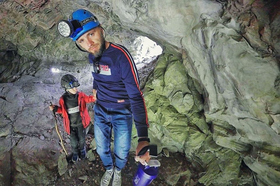 туристы в Тавдинских пещерах_Анатолий Гейко.jpg