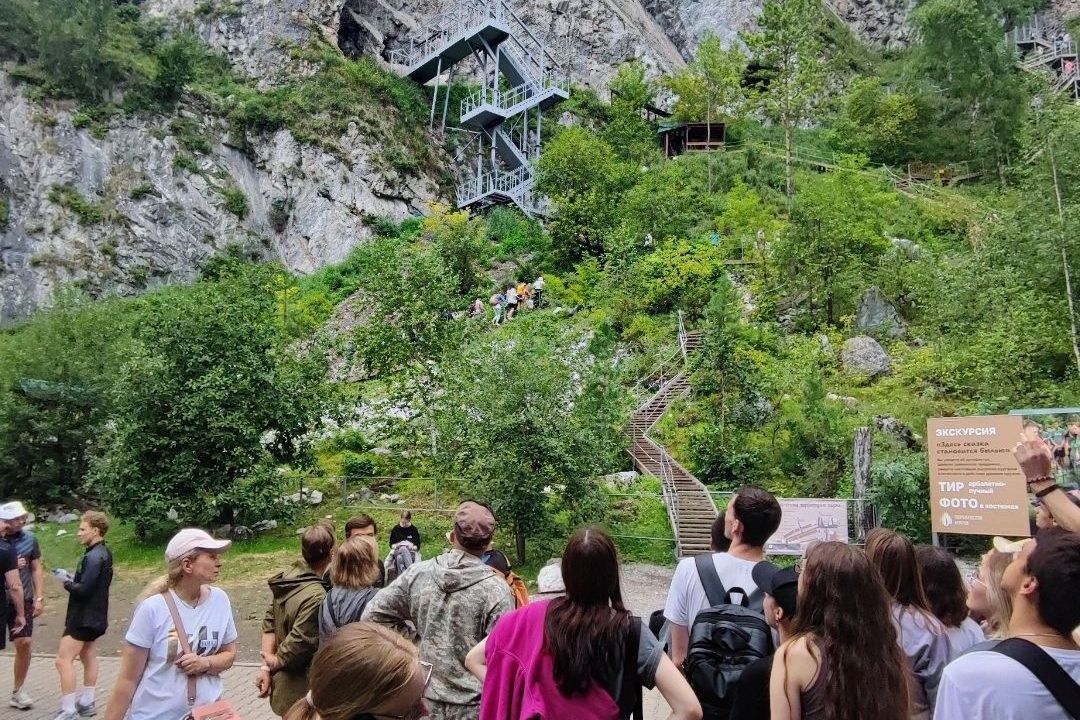 экскурсанты у Тавдинских пещер_Евгения Скиба.jpg экскурсанты у Тавдинских пещер_Евгения Скиба.jpg
