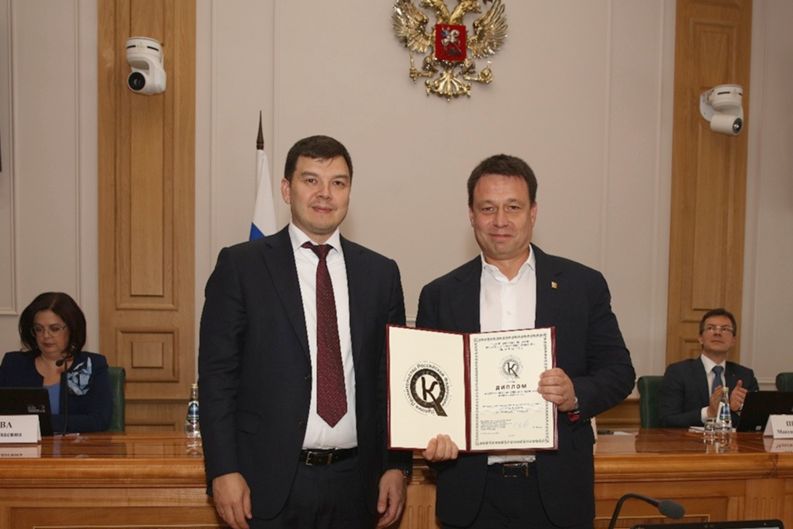 награждение дипломанта госпремии в области качества_ altaizamok.jpg награждение дипломанта госпремии в области качества_ altaizamok.jpg