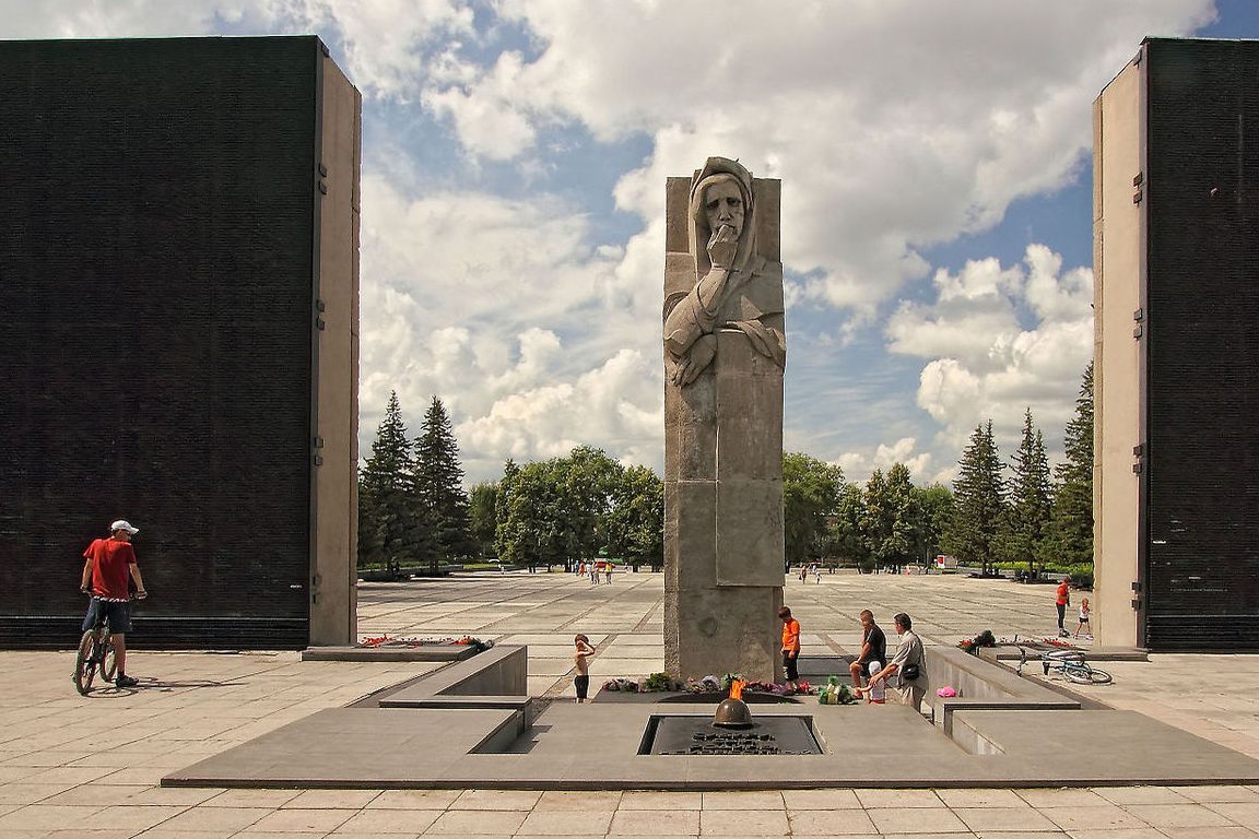 Монумент Славы в Новосибирске_Wreath_ru.wikipedia.org.jpg Монумент Славы в Новосибирске_Wreath_ru.wikipedia.org.jpg