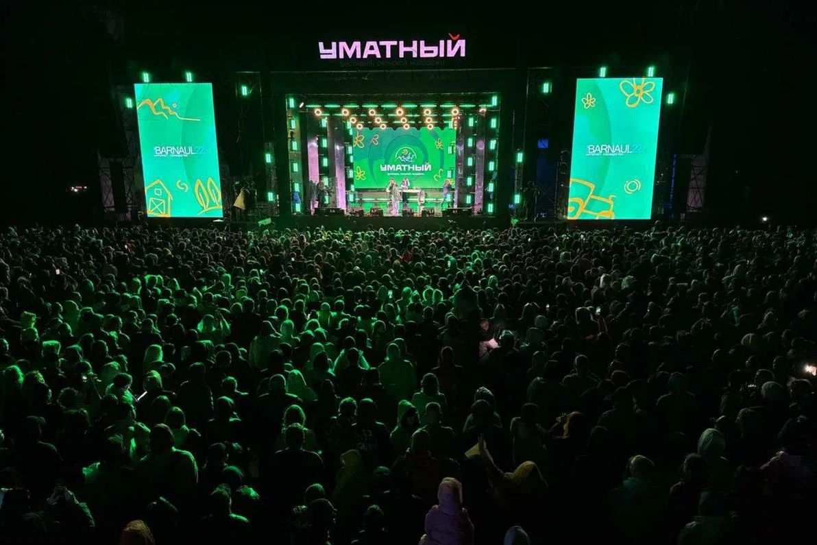 сцена фестиваля Уматный_umatfest.ru.jpg сцена фестиваля Уматный_umatfest.ru.jpg