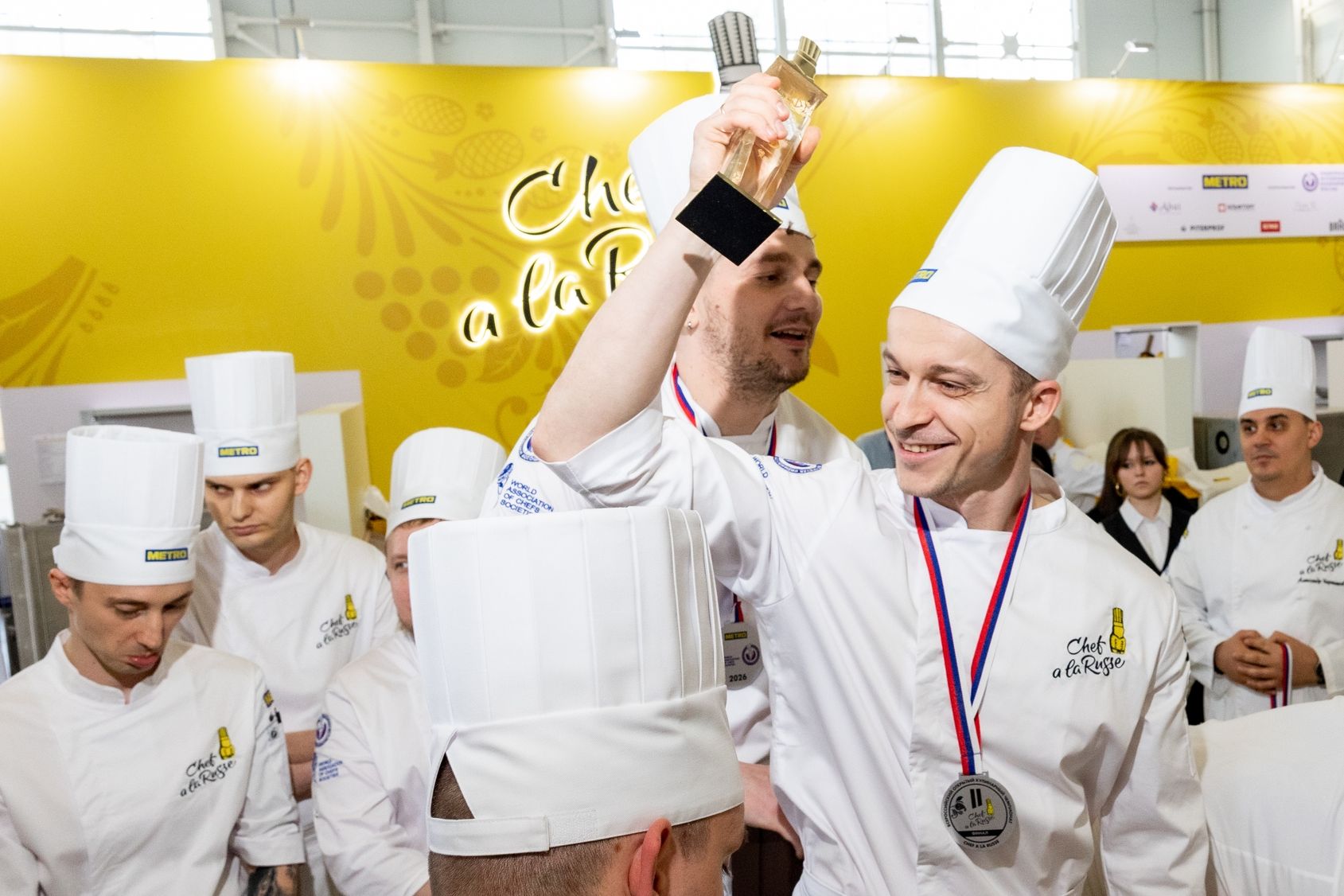 Артем Агафонов с призом чемпионата Шеф а ля рюс_chefalarusseru.jpg Артем Агафонов с призом чемпионата Шеф а ля рюс_chefalarusseru.jpg