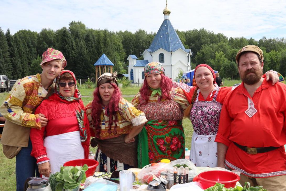 участники туристического фудкорта в селе Ая_altmkc.ru.jpg участники туристического фудкорта в селе Ая_altmkc.ru.jpg