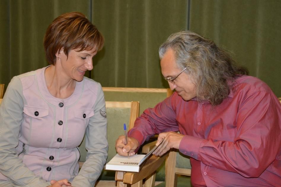 Сергей Тепляков ставит автограф на книге Валерий Золотухин_akunb.altlib.ru.jpg Сергей Тепляков ставит автограф на книге Валерий Золотухин_akunb.altlib.ru.jpg