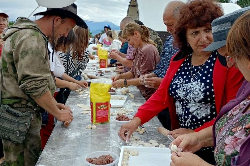 баттл по лепке пельменей на ярмарке Солоновские закрома_solonovskie_zakroma.jpg баттл по лепке пельменей на ярмарке Солоновские закрома_solonovskie_zakroma.jpg
