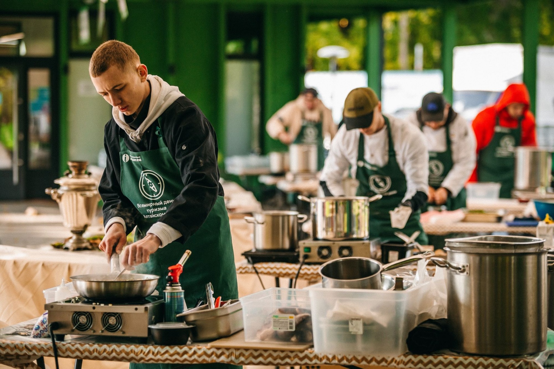 участники кулинарного поединка в парке Изумрудный_Елена Захарова.jpg участники кулинарного поединка в парке Изумрудный_Елена Захарова.jpg