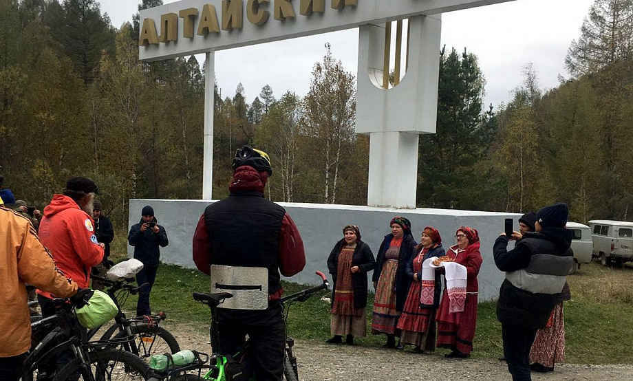 Экспедиция Мержоева вышла на велоэтап по Алтайскому краю. Путешественников встречают песнями